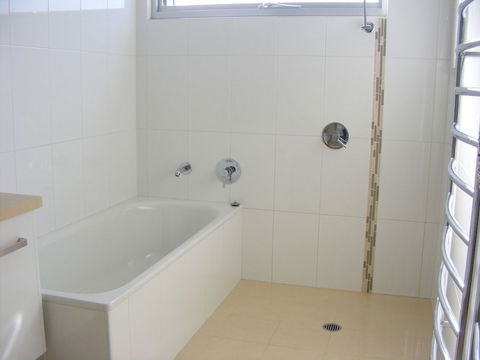 Dew On Lakeview Street - Darwin Holiday 5