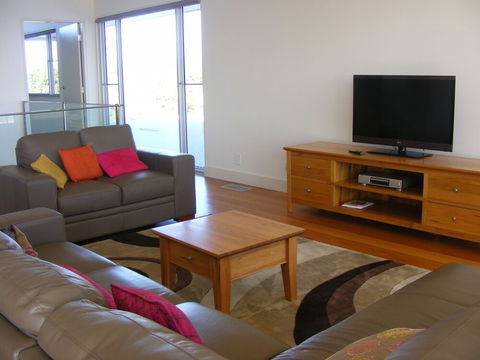 Dew On Lakeview Street - Darwin Holiday 4