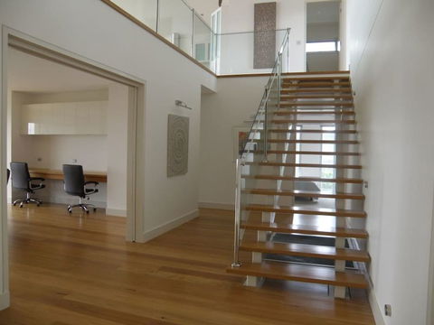 Dew On Lakeview Street - Darwin Holiday 2