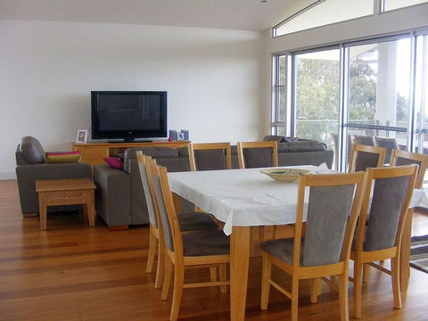 Dew On Lakeview Street - Darwin Holiday 6