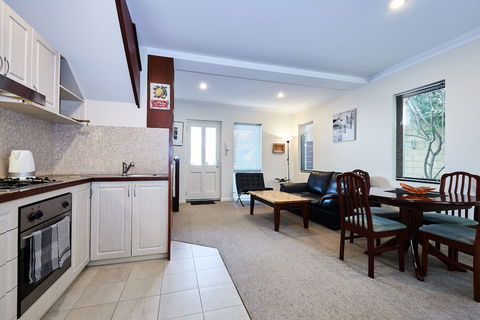 Fremantle Townhouse Unit 4 - Darwin Holiday 4