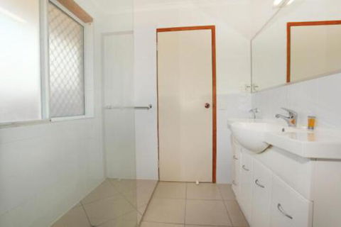 2 Eastern Court Mount Coolum 400 DOLLAR BOND Pet Friendly LINEN INCLUDED - Darwin Holiday 0