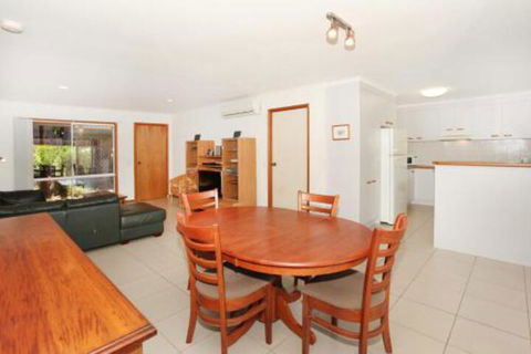 2 Eastern Court Mount Coolum 400 DOLLAR BOND Pet Friendly LINEN INCLUDED - Darwin Holiday 6