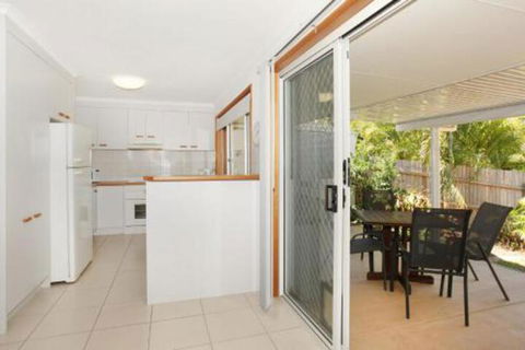 2 Eastern Court Mount Coolum 400 DOLLAR BOND Pet Friendly LINEN INCLUDED - Darwin Holiday 2