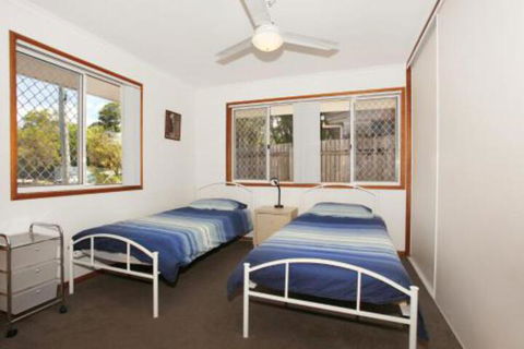 2 Eastern Court Mount Coolum 400 DOLLAR BOND Pet Friendly LINEN INCLUDED - Darwin Holiday 4