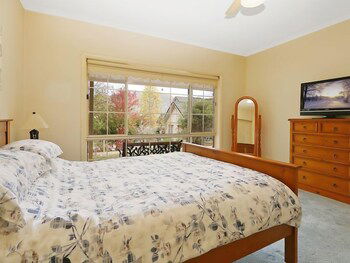 Alpine Mist - Spacious 5 Bedroom Home - Darwin Holiday 3