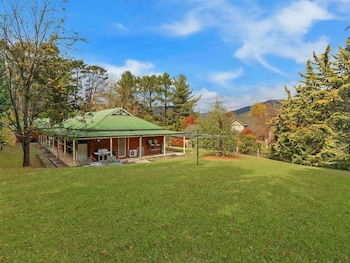 Alpine Mist - Spacious 5 Bedroom Home - Darwin Holiday 0
