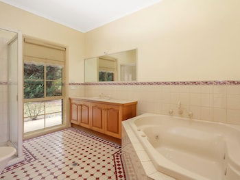 Alpine Mist - Spacious 5 Bedroom Home - Darwin Holiday 5