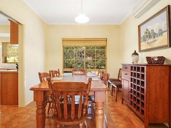 Alpine Mist - Spacious 5 Bedroom Home - Darwin Holiday 2