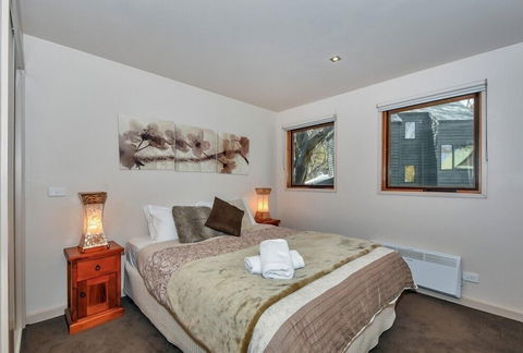 Snow Bound - Darwin Holiday 0