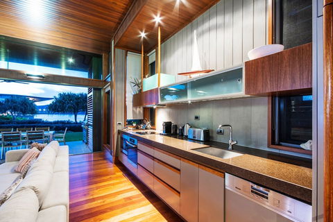 6 Yacht Club Oceanfront House On Marina Â Deluxe 4 Bedroom With 2 Golf Buggies - Darwin Holiday 3