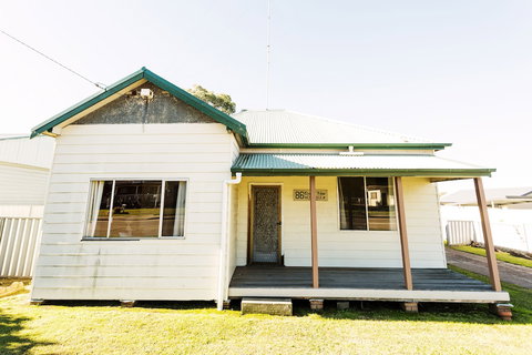 Coal D' Vine Cottage - Cessnock NSW - Darwin Holiday 0