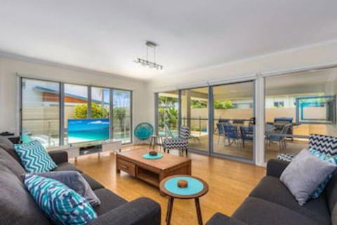 Ocean Blue On Salt Beach - Darwin Holiday 0