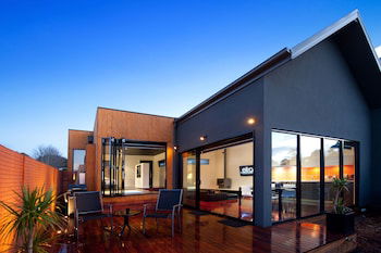 Elira 2 - Darwin Holiday 0