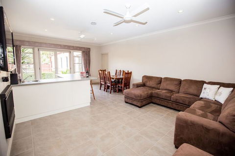 BEL MIREN DUSTY MILLER - Darwin Holiday 3