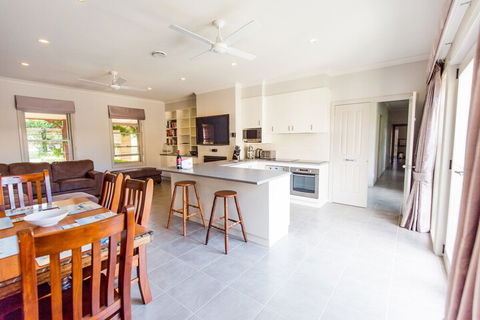 BEL MIREN DUSTY MILLER - Darwin Holiday 2