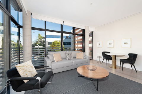 Uber Chic Newtown Designer Pad H392 - Darwin Holiday 2