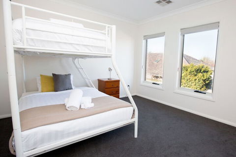 4 Bedroom Inner City Townhouse â€“ Sleeps 9 - Darwin Holiday 1