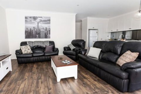 4 Bedroom Inner City Townhouse â€“ Sleeps 9 - Darwin Holiday 0