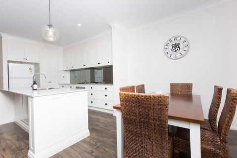 4 Bedroom Inner City Townhouse â€“ Sleeps 9 - Darwin Holiday 2