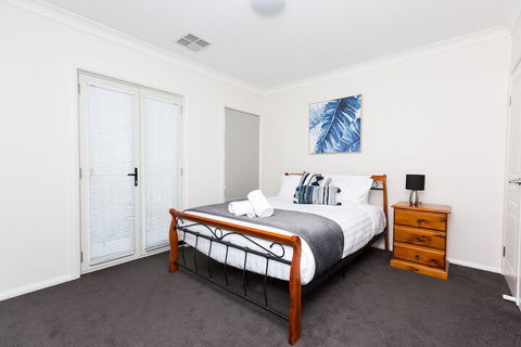 4 Bedroom Inner City Townhouse â€“ Sleeps 9 - Darwin Holiday 6