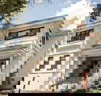 T  M HOUSE - Darwin Holiday