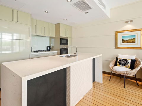 Luxury Marina View Apartment - Darwin Holiday 5