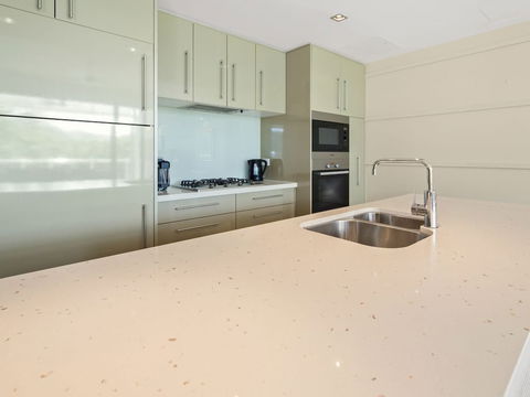 Luxury Marina View Apartment - Darwin Holiday 4