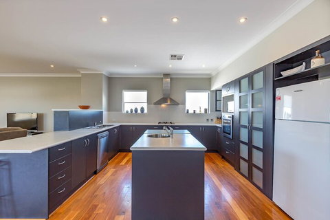 The Lakes House - Darwin Holiday 4