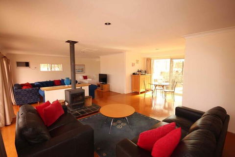Verona Vineyard Cottage - Darwin Holiday 7