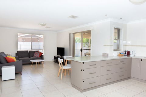Lovely 3 Bed 2 Bath In The City Centre - Darwin Holiday 7
