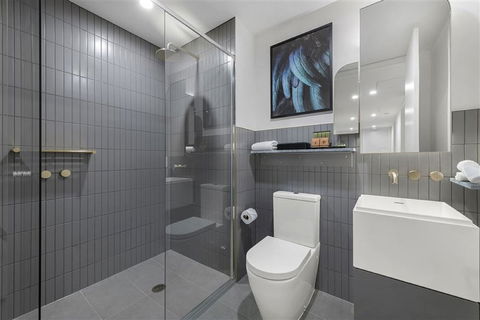 Shadow Play By Peppers - Darwin Holiday 6