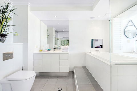 Absolute Beachfront Central Surfers Paradise - Darwin Holiday 4