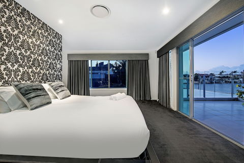 Sunrise Executive 5 Bedroom Home - Darwin Holiday 1