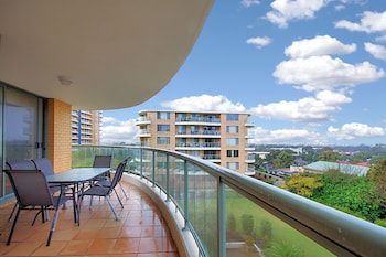 810 At The Plaza - Darwin Holiday 0