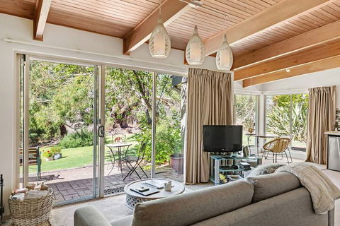 Adelaide Hills Retreats - Darwin Holiday 6