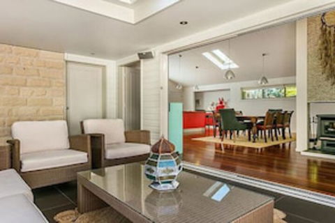 Red Bohemian - Darwin Holiday 4