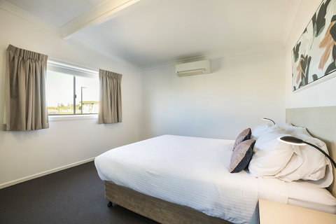 Nightcap At Golden Beach Tavern - Darwin Holiday 1