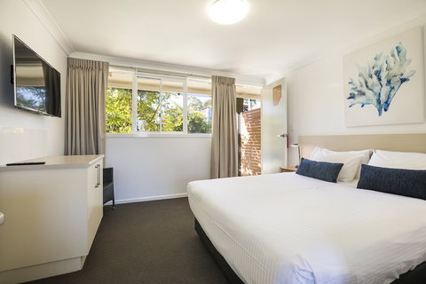 Nightcap At Golden Beach Tavern - Darwin Holiday 6