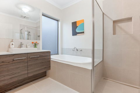 Lakeside Retreat & Business - Darwin Holiday 6