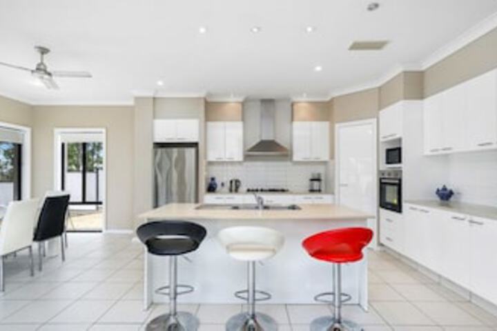 Molendinar QLD Darwin Holiday