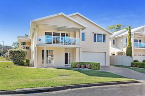 Danalene Parade, 1-25 - Darwin Holiday 0