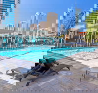 Sealuxe - Central Surfer Paradise Seaview Deluxe Spa Apartment - Darwin Holiday