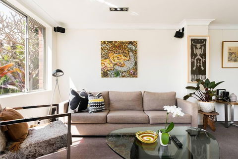 Waterfront Apartment Brimming With Inspirational Artwork - Darwin Holiday 6