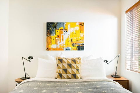 Waterfront Apartment Brimming With Inspirational Artwork - Darwin Holiday 3