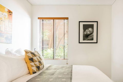Waterfront Apartment Brimming With Inspirational Artwork - Darwin Holiday 4