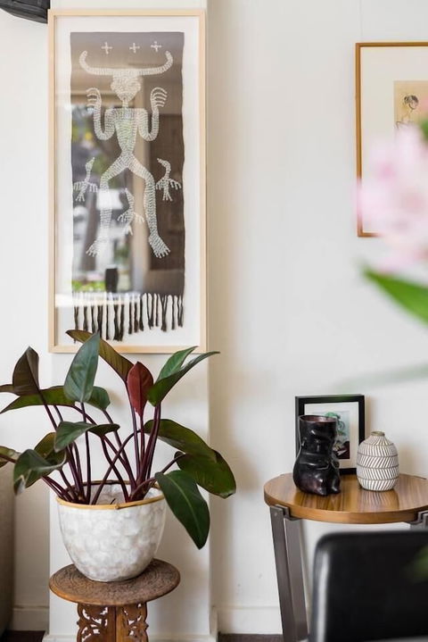 Waterfront Apartment Brimming With Inspirational Artwork - Darwin Holiday 5