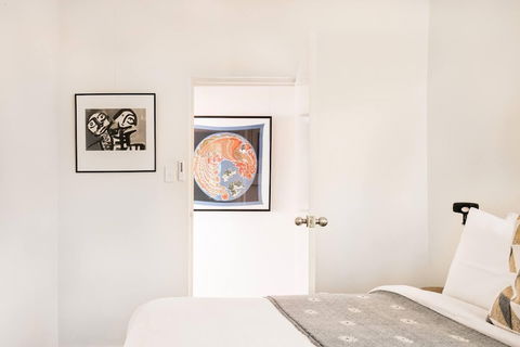 Waterfront Apartment Brimming With Inspirational Artwork - Darwin Holiday 1