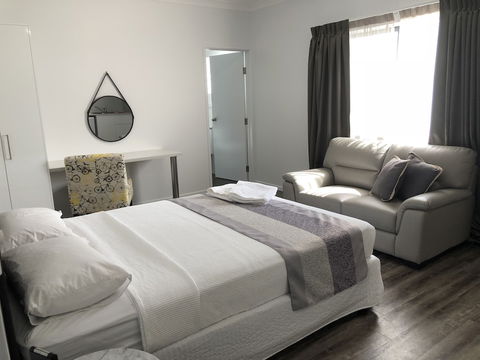 Escape On Lake - Darwin Holiday 1