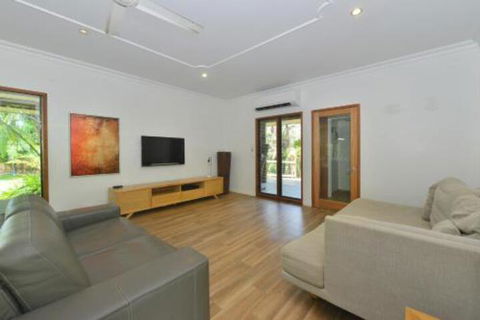 Crazy About Cairns Resort Living 6 Bedrooms - Darwin Holiday 3